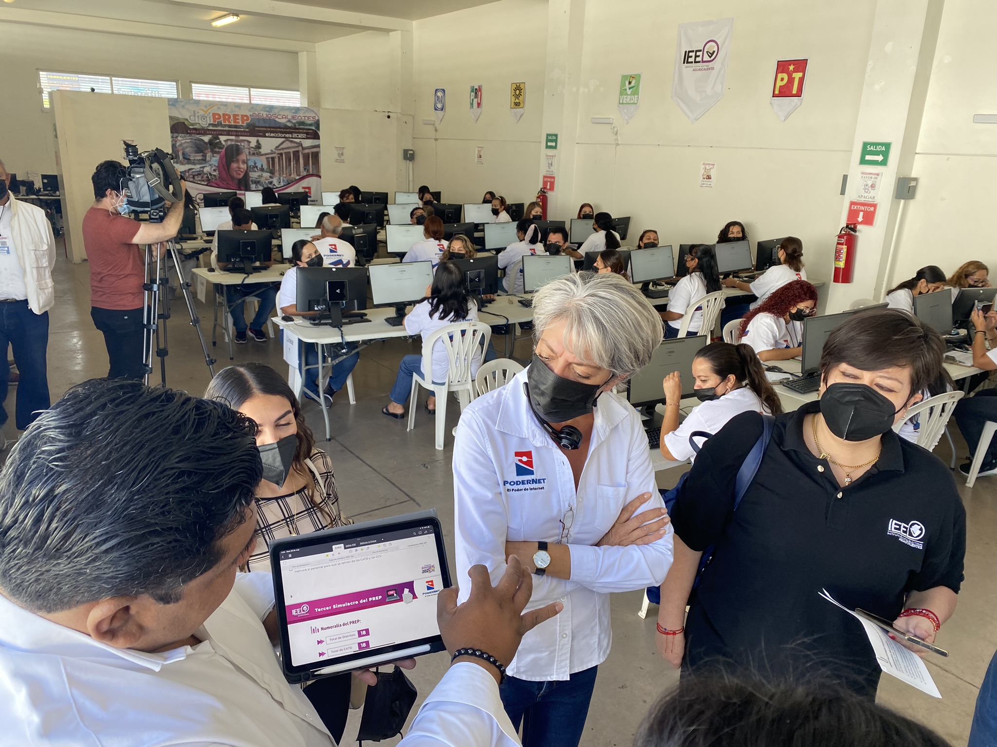 Equipo de Podernet durante la operación de un proceso electoral